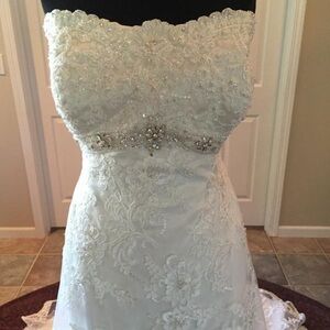 Stunning new unaltered wedding gown